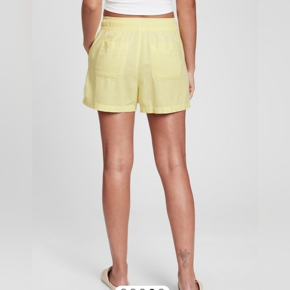 NWT! GAP, 3.5" High Rise Pull-On Utility Shorts, Soft Yellow, Size Large - Picture 2 of 5